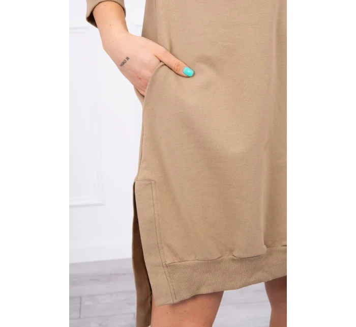 Šaty s kapucí a delšími zády