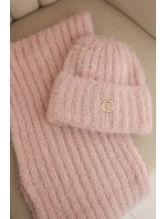 Dámský komplet čepice a z měkké příze pudrově růžový model 21461076 - K-Fashion Dámský komplet čepice a z měkké příze pudrově růžový model 21461076 - K-Fashion