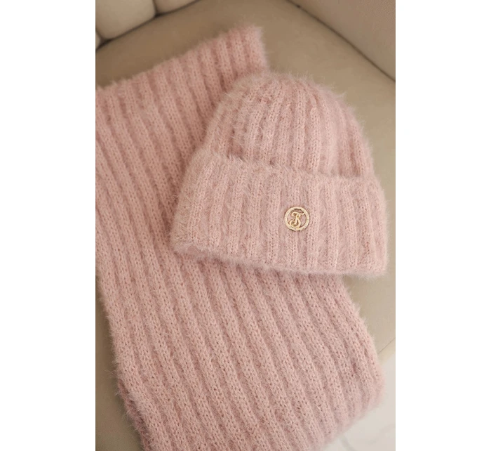 Dámský komplet čepice a z měkké příze pudrově růžový model 21461076 - K-Fashion Dámský komplet čepice a z měkké příze pudrově růžový model 21461076 - K-Fashion