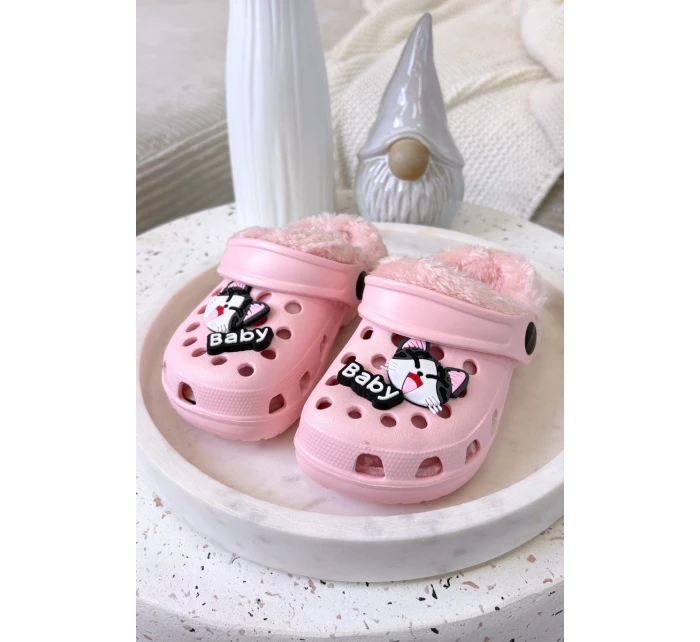 Dětské pěnové pantofle zateplené kožíškem s ozdobnými připínkami – růžové