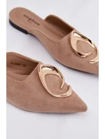 Dámské nazouváky s ozdobným zlatým detailem tmavě béžové model 21918971 - Boto Dámské nazouváky s ozdobným zlatým detailem tmavě béžové model 21918971 - Boto