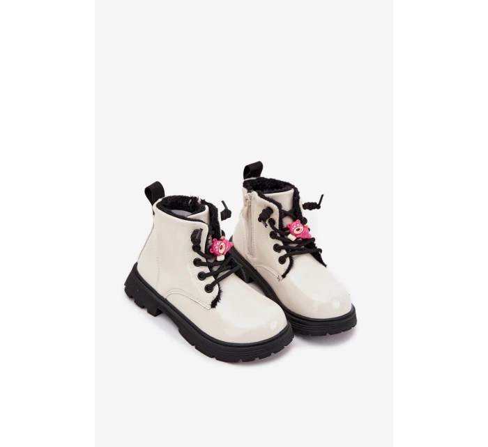 Zateplené dětské lakované botky s přívěskem „Miś“ – bílé Jovellea Zateplené dětské lakované botky s přívěskem „Miś“ – bílé Jovellea