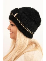 Dámská zimní čepice model 21441696 s perlami a ozdobným vzorem černá - K-Fashion Dámská zimní čepice model 21441696 s perlami a ozdobným vzorem černá - K-Fashion