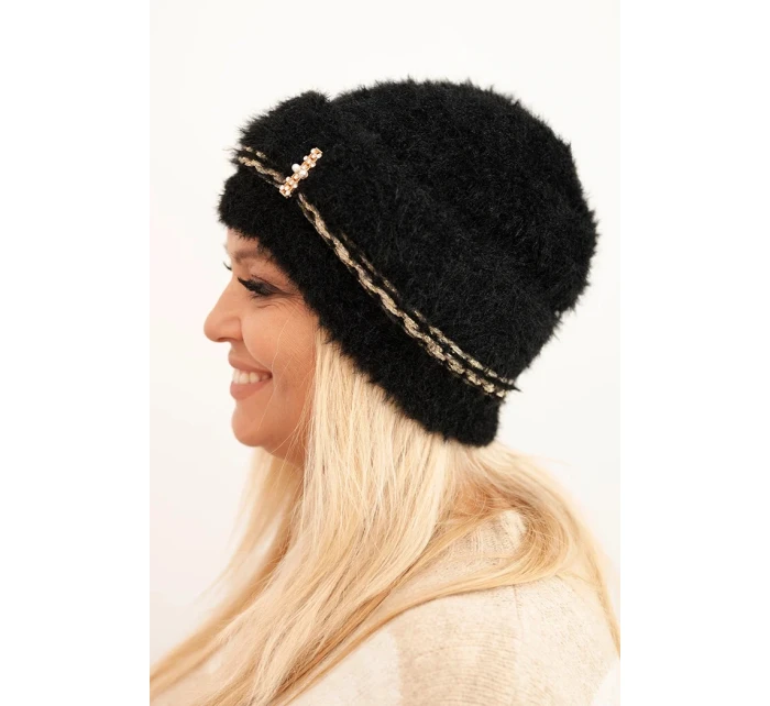 Dámská zimní čepice model 21441696 s perlami a ozdobným vzorem černá - K-Fashion Dámská zimní čepice model 21441696 s perlami a ozdobným vzorem černá - K-Fashion