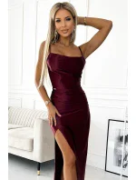 Dlouhé dámské saténové šaty ve vínové bordó barvě s rozparkem na noze model 19078225 - numoco Dlouhé dámské saténové šaty ve vínové bordó barvě s rozparkem na noze model 19078225 - numoco