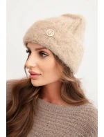 Dámská zimní čepice z huňaté pleteniny a s knoflíkem model 21441806 - K-Fashion Dámská zimní čepice z huňaté pleteniny a s knoflíkem model 21441806 - K-Fashion
