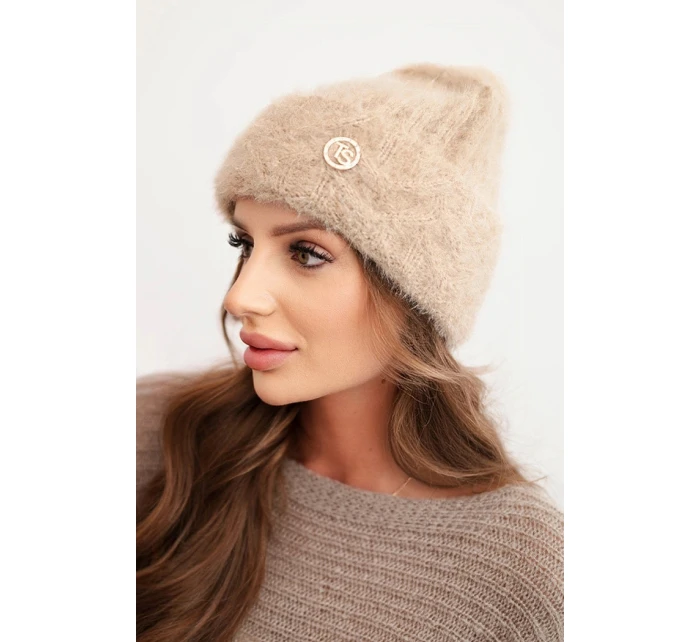 Dámská zimní čepice z huňaté pleteniny a s knoflíkem model 21441806 - K-Fashion Dámská zimní čepice z huňaté pleteniny a s knoflíkem model 21441806 - K-Fashion
