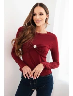 Dámská blůza z viskózy model 21468696 s řasením a broží bordó - K-Fashion