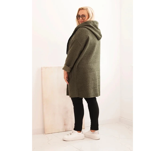 Dámský plášť Plus Size z umělé model 21297036 látky s kapucí a kapsami khaki - K-Fashion Dámský plášť Plus Size z umělé model 21297036 látky s kapucí a kapsami khaki - K-Fashion