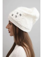 Dámská zimní čepice z vlny s ozdobnými aplikacemi K468 bílá