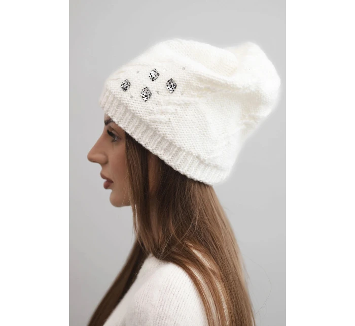 Dámská zimní čepice z vlny s ozdobnými aplikacemi K468 bílá