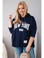 Dámská mikina Plus Size z viskózy s kapucí a model 22201081 kapsou tmavě modrá - K-Fashion Dámská mikina Plus Size z viskózy s kapucí a model 22201081 kapsou tmavě modrá - K-Fashion