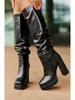 Nazouvací kozačky na podpatku a platformě s řasením zateplené černé Beridra Nazouvací kozačky na podpatku a platformě s řasením zateplené černé Beridra