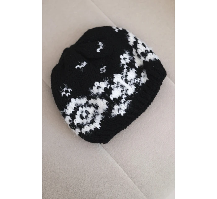 Dámská zimní vlněná čepice s ozdobnými krystalky K399 černá