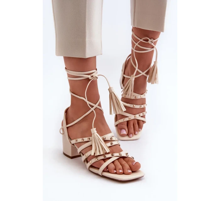 Béžové sandály na nízkém podpatku se zavazováním Chrisele zdobené cvočky Béžové sandály na nízkém podpatku se zavazováním Chrisele zdobené cvočky