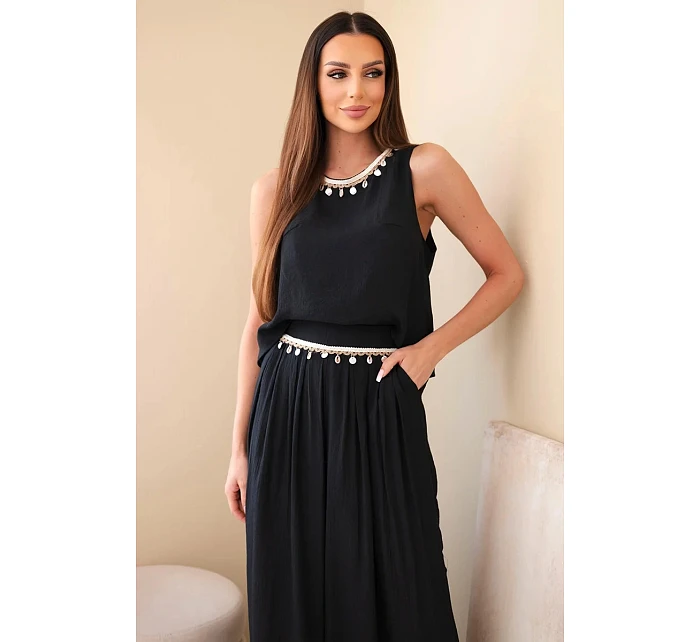 Dámský komplet z viskózy s topem bez rukávů a širokými kalhotami s ozdobným zakončením černý Dámský komplet z viskózy s topem bez rukávů a širokými kalhotami s ozdobným zakončením černý