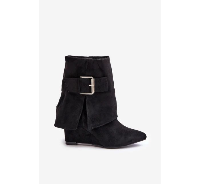 Boty Na Klínu S Ohnutým Závěsem A Přezkou Eko Semišové Černé Vortinia Boty Na Klínu S Ohnutým Závěsem A Přezkou Eko Semišové Černé Vortinia
