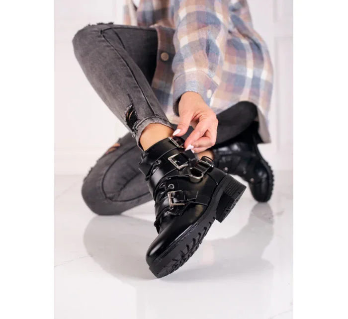 Módní kotníčkové boty černé dámské na plochém podpatku Módní kotníčkové boty černé dámské na plochém podpatku