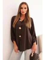 Dámské tričko s model 21954844 ozdobnými knoflíky a límečkem hnědé - K-Fashion