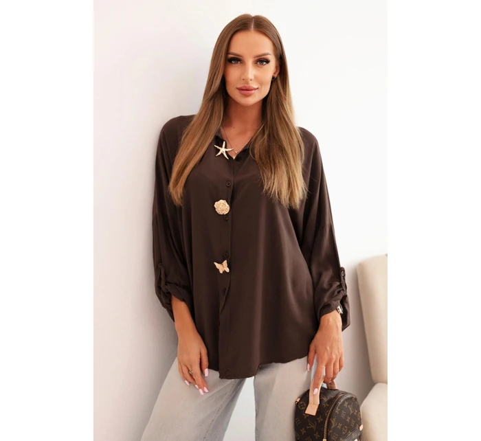 Dámské tričko s model 21954844 ozdobnými knoflíky a límečkem hnědé - K-Fashion