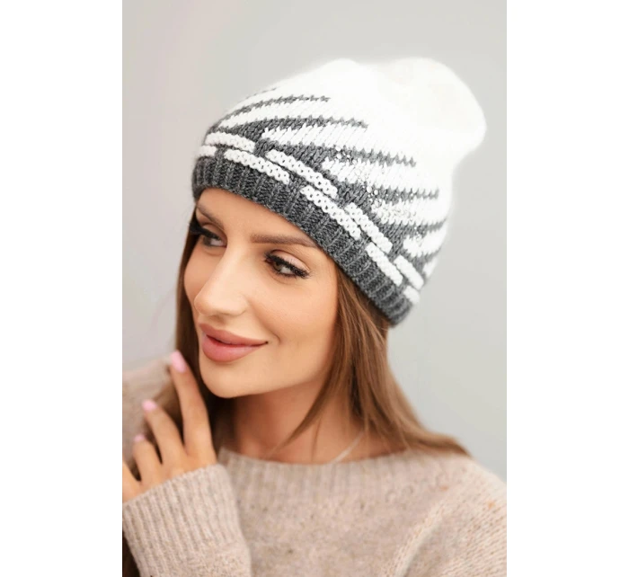 Dámská zimní čepice z vlny s geometrickým vzorem a kamínky K469 bílá