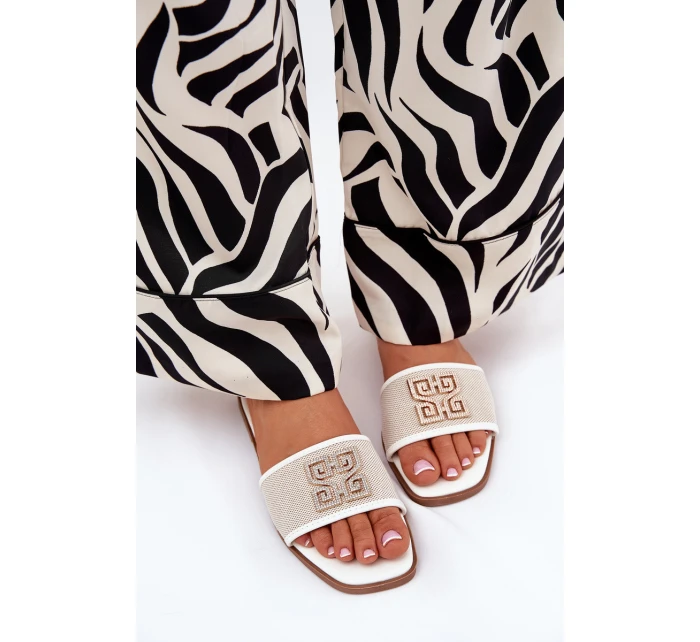 Elegantní dámské pantofle s ozdobou na plochém podpatku bílé model 21685539 - Boto