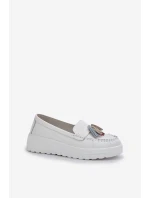 Kožené dámské mokasíny s třásněmi na platformě a klínu bílé model 21685448 - EVENTO