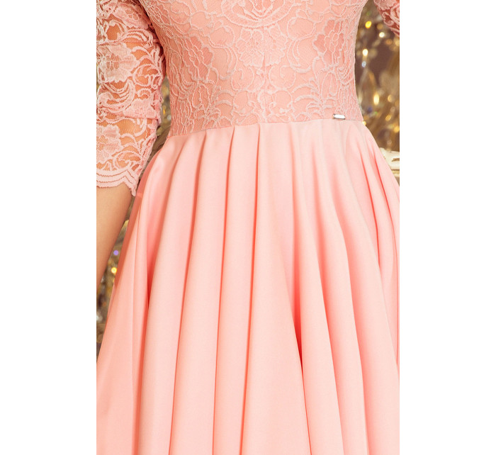 Dámské šaty v pastelově růžové barvě s delším zadním dílem a s krajkovým výstřihem model 7248157