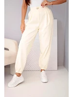 Dámské bavlněné kalhoty s vysokým pasem a ozdobným knoflíkem model 22205857 - K-Fashion Dámské bavlněné kalhoty s vysokým pasem a ozdobným knoflíkem model 22205857 - K-Fashion