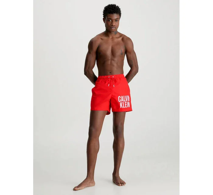 Pánské střední plavecké šortky se stahovací šňůrkou červená model 21308294 - Calvin Klein Pánské střední plavecké šortky se stahovací šňůrkou červená model 21308294 - Calvin Klein