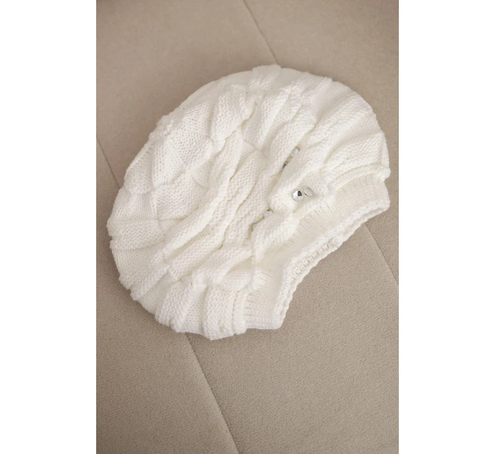 Dámská zimní čepice s ozdobným pletením a krystaly K398 bílá