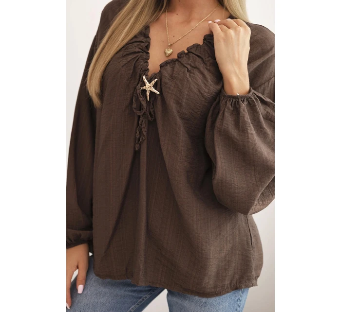 Dámská blůza s viskózou s nařaseným výstřihem a ozdobou hnědá Dámská blůza s viskózou s nařaseným výstřihem a ozdobou hnědá