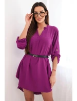 Šaty s delšími zády a páskem tmavě fialová
