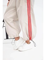 Dámská bavlněná souprava s oversized kalhotami a kontrastními lampasy béžová Dámská bavlněná souprava s oversized kalhotami a kontrastními lampasy béžová