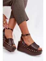 Dámské sandály na platformě se zlatými sponami čokoládové model 21960939 - Boto