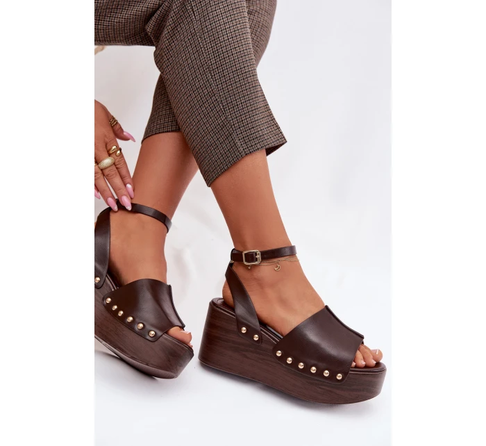 Dámské sandály na platformě se zlatými sponami čokoládové model 21960939 - Boto