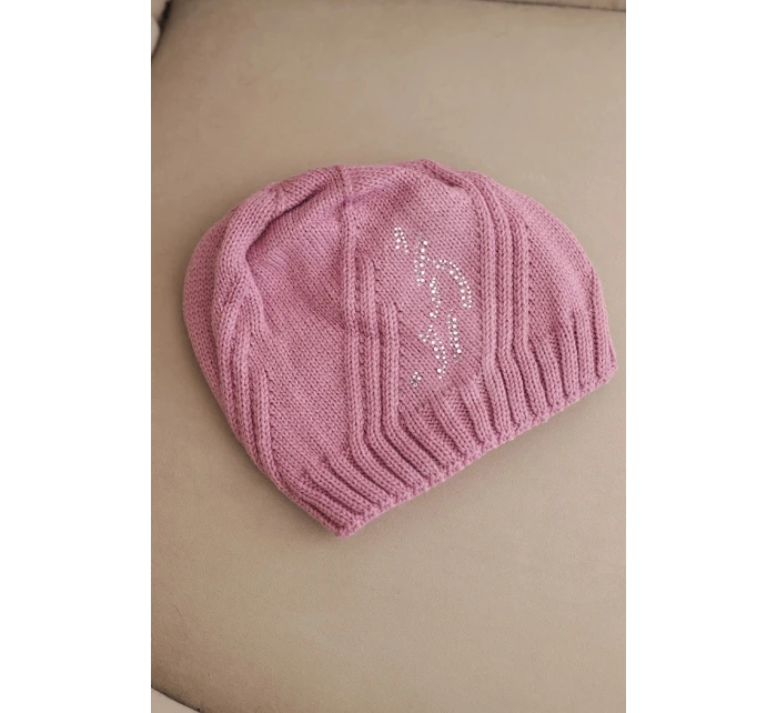 Dámská zimní čepice s vlnou a ozdobou z kamínků model 21783045 světle fialová - K-Fashion Dámská zimní čepice s vlnou a ozdobou z kamínků model 21783045 světle fialová - K-Fashion