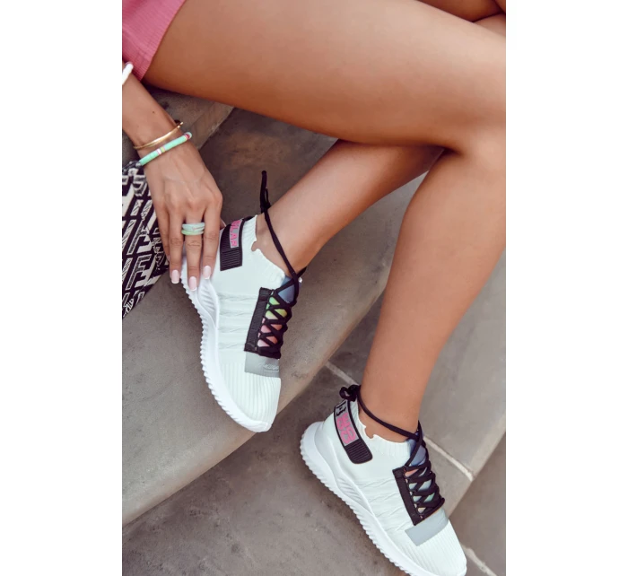 Dámská sportovní obuv nazouvací Bíle model 21591025 - Boto Dámská sportovní obuv nazouvací Bíle model 21591025 - Boto