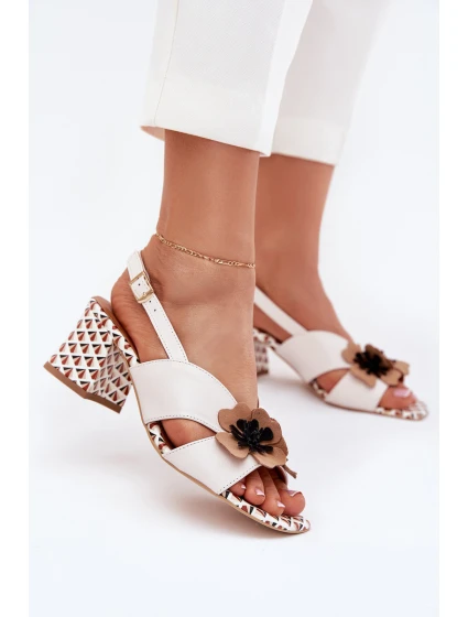 Kožené dámské sandály na podpatku s květinami model 21702877 bílé - Laura Messi