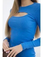 Dámské šaty s průstřihem ve výstřihu chrpově modré