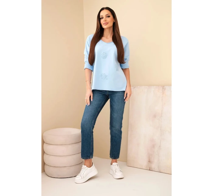 Dámská bavlněná blůza s model 21890120 květinami a V výstřihem modrá - K-Fashion