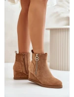 Zateplené Kotníkové Boty Na Klínku S Ozdobným Zipem Eko Semišové Camel Leretha Zateplené Kotníkové Boty Na Klínku S Ozdobným Zipem Eko Semišové Camel Leretha