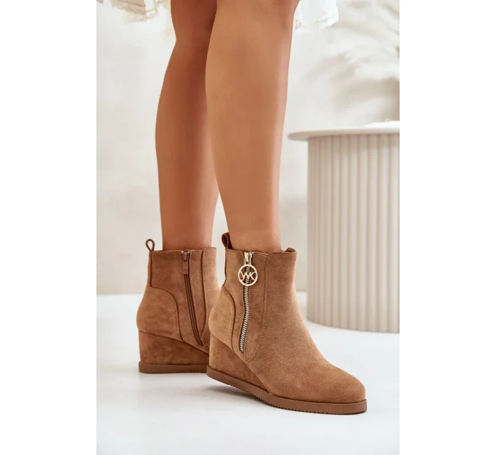 Zateplené Kotníkové Boty Na Klínku S Ozdobným Zipem Eko Semišové Camel Leretha Zateplené Kotníkové Boty Na Klínku S Ozdobným Zipem Eko Semišové Camel Leretha