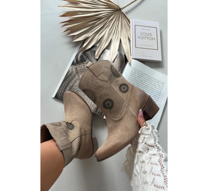 Semišové kožené dámské kotníky s perforací na podpatku Zazoo 3844 Béžové