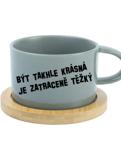 BÝT TAKHLE KRÁSNÁ JE ZATRACENÉ TEŽKÝ - šedý hrníček makronka 200 ml