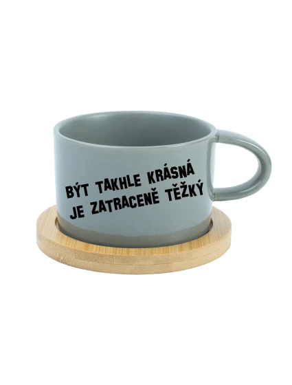 BÝT TAKHLE KRÁSNÁ JE ZATRACENÉ TEŽKÝ - šedý hrníček makronka 200 ml BÝT TAKHLE KRÁSNÁ JE ZATRACENÉ TEŽKÝ - šedý hrníček makronka 200 ml