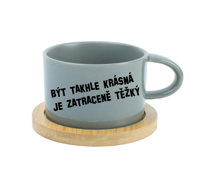 BÝT TAKHLE KRÁSNÁ JE ZATRACENÉ TEŽKÝ - šedý hrníček makronka 200 ml BÝT TAKHLE KRÁSNÁ JE ZATRACENÉ TEŽKÝ - šedý hrníček makronka 200 ml