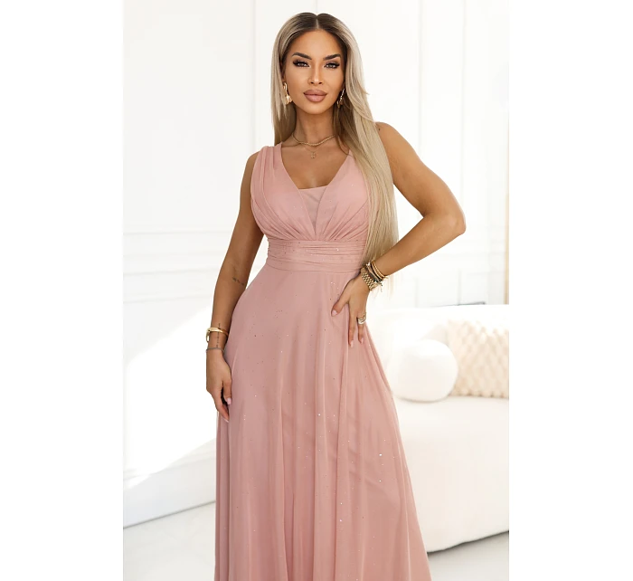 Dlouhé maxi šaty s a hlubokým výstřihem pudrově růžové model 22085441 - numoco basic Dlouhé maxi šaty s a hlubokým výstřihem pudrově růžové model 22085441 - numoco basic