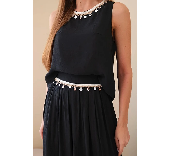 Dámský komplet z viskózy s topem bez rukávů a širokými kalhotami s ozdobným zakončením černý Dámský komplet z viskózy s topem bez rukávů a širokými kalhotami s ozdobným zakončením černý