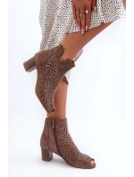 Dámské prolamované eko semišové boty na vysokém podpatku s otevřenou špičkou Hnědá Halania Dámské prolamované eko semišové boty na vysokém podpatku s otevřenou špičkou Hnědá Halania